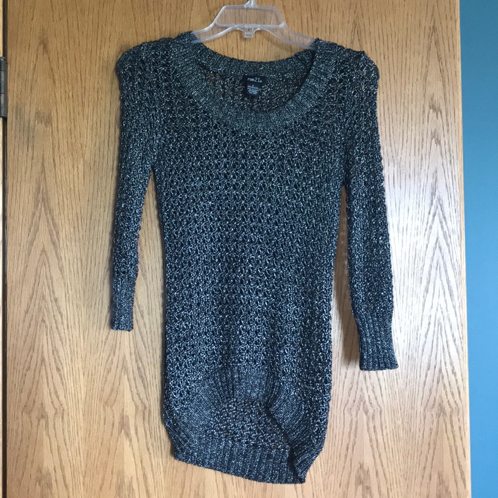 Black/Silver 3/4 sleeve sweater